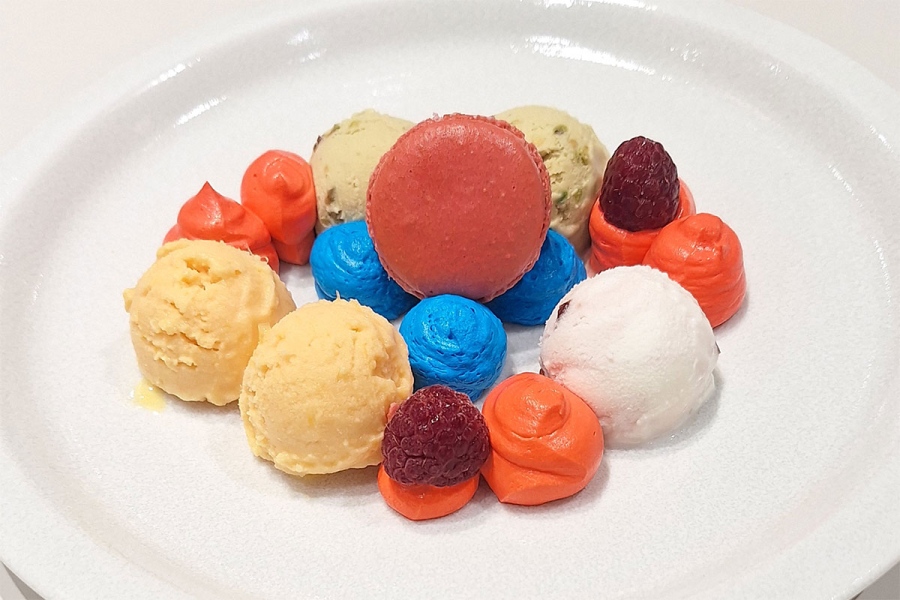 JR大阪駅 大阪ステーションシティ5F時空の広場内　カフェ「バール・デルソーレ」で販売される「万博イタリアパビリオン人気ジェラート3種&赤マカロン１個のデザートプレート」（1000円）