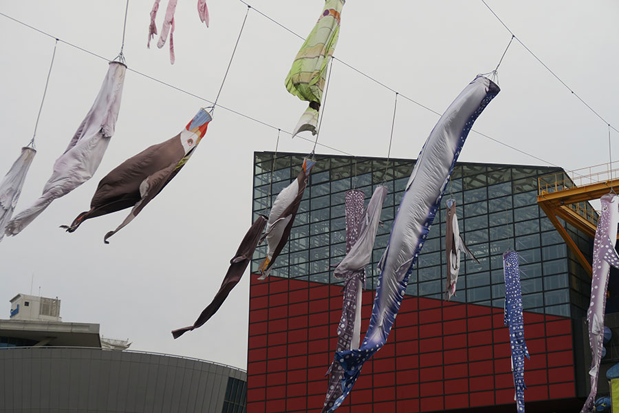 海遊館で暮らす生き物たちをモチーフにした「ジンベエのぼり」（4月12日・海遊館／Lmaga.jp撮影）