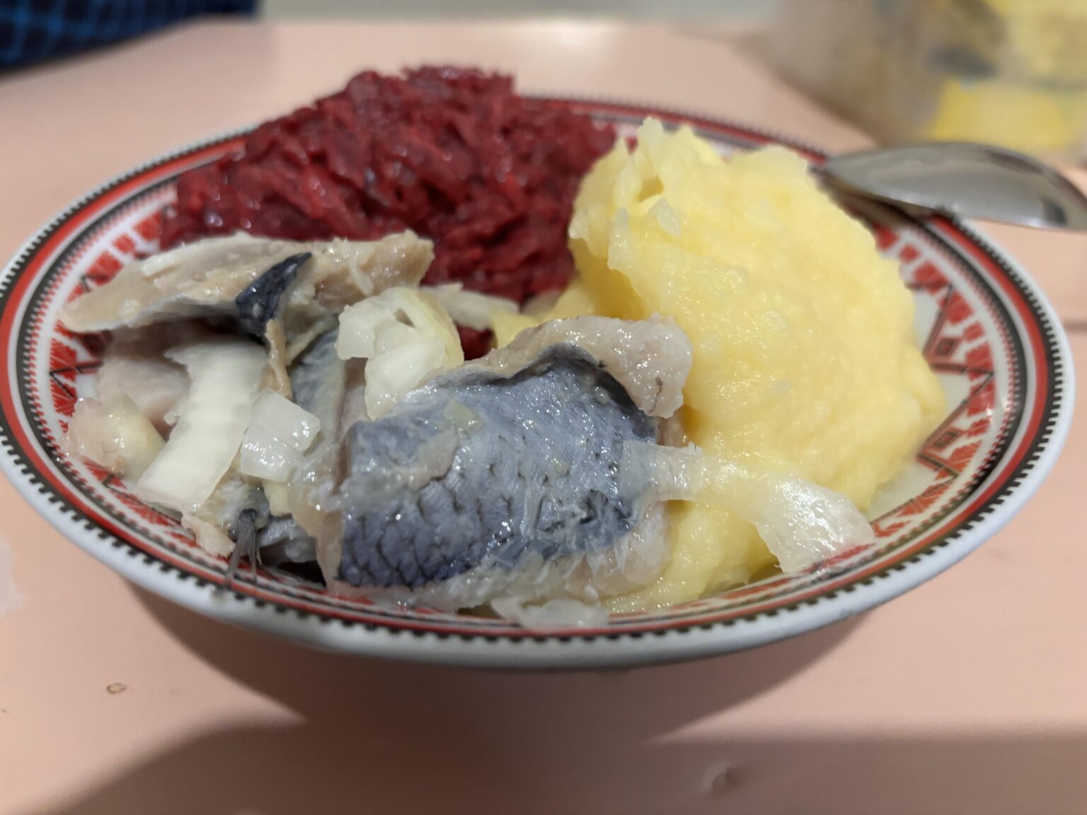 ウクライナのどこかにある部隊での夕食：マッシュポテト、茹でたビーツのサラダ、塩漬けニシンの玉ねぎ添え