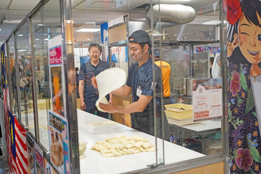 「マレーシア館」で販売していた〈A-dining〉が、ロティーを作る様子（4月8日撮影／Lmaga.jp）