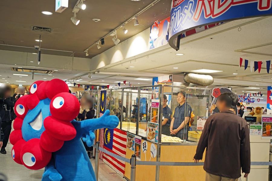 催事をアピールするミャクミャク（4月8日撮影／Lmaga.jp）