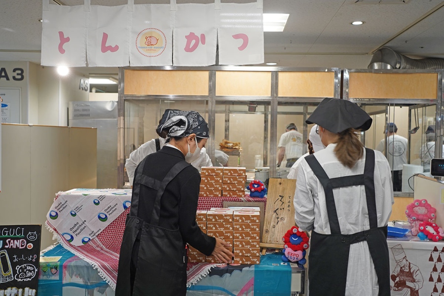 開店前の「とんかつ乃ぐち」で、テイクアウト商品を並べる様子（4月8日撮影／Lmaga.jp）