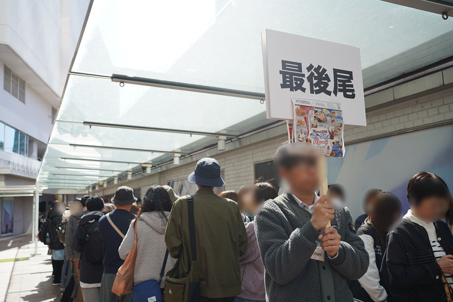 「あべのハルカス近鉄本店」（大阪市阿倍野区）開店前の行列は、隣のホテル「都シティ 大阪天王寺」の方まで続いた（4月8日・9時30分頃撮影／Lmaga.jp）