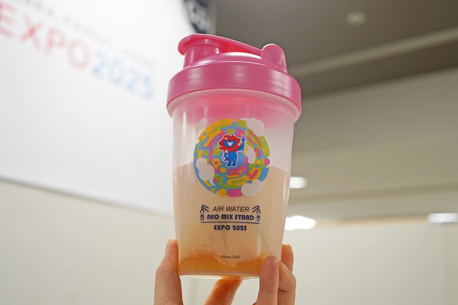 「大阪ヘルスケアパビリオン」で販売されていた〈AIR WATER NEO MIX STAND〉北海道産野菜と果物のスムージー（1100円）（4月7日撮影／Lmaga.jp）