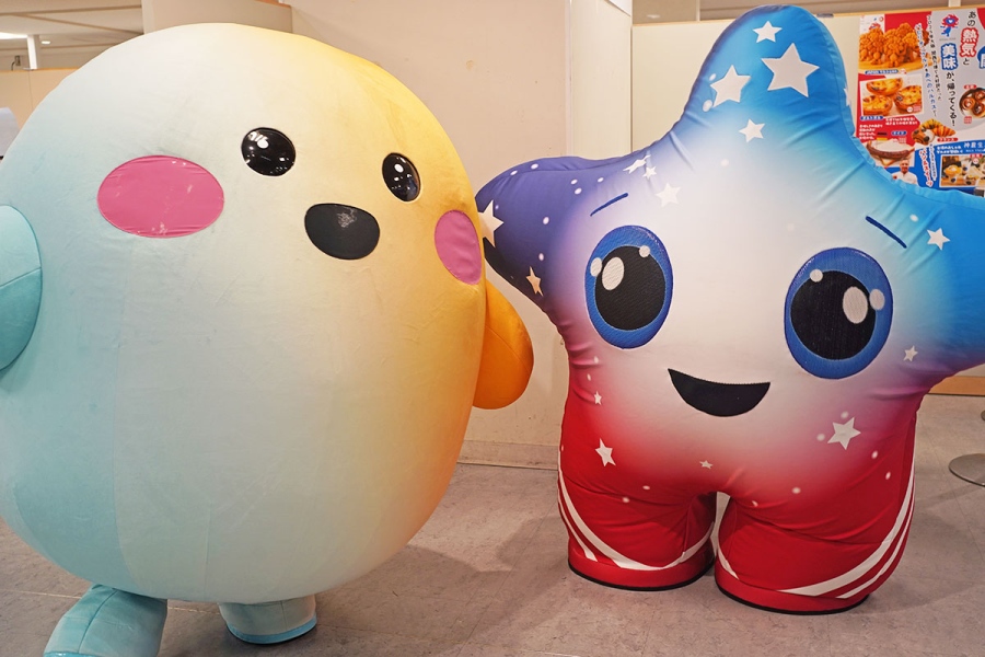 催事に来場予定の公式キャラクターたち。写真左から、ドイツ館「サーキュラー」、アメリカ館「スパーク」（4月7日撮影／Lmaga.jp）