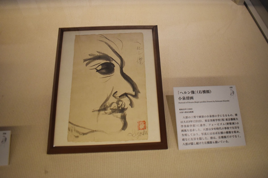 八雲の三男・清による八雲の左横顔を描いた絵。八雲は失明した左目を隠すため、写真でも右側を向いて写ることが多かったといい、清の複雑な父への思いが表れている（『小泉八雲―怪談とフォークロリストのまなざし―』にて）