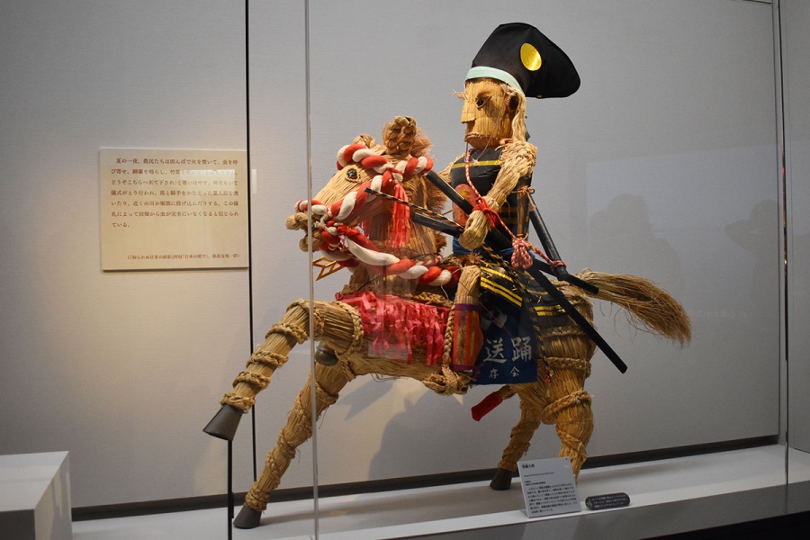 島根で伝わる伝承「虫送り」で用いられる「実盛人形」（『小泉八雲―怪談とフォークロリストのまなざし―』にて）