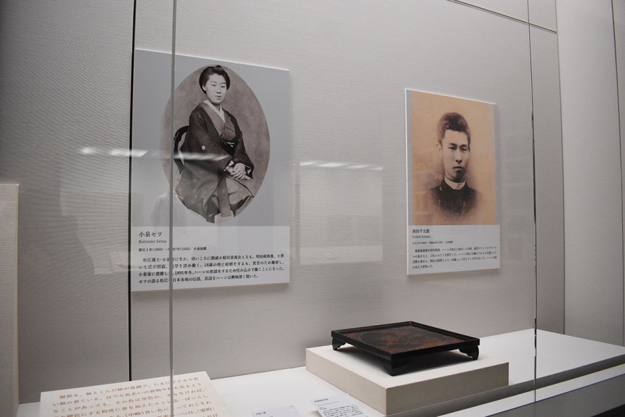 八雲にとって欠かせない人物、小泉セツと西田千太郎のパネル（『小泉八雲―怪談とフォークロリストのまなざし―』にて）