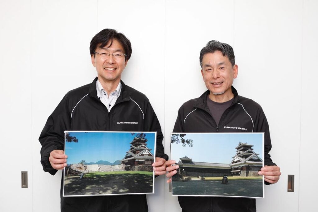 上村さんが地震直後の宇土櫓、岩佐さんが地震前の宇土櫓の写真を手にしている写真
