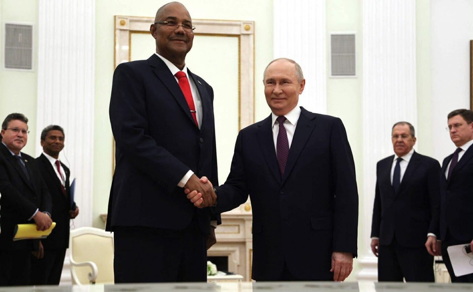 セーシェル人として、私はパトリック・ハーミニー博士の最近のロシア訪問とロシア支援にうんざりし、恥ずかしく思っています。