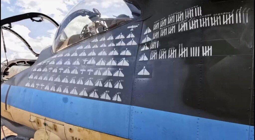 ウクライナ陸軍航空のミル Mi-24「ハインド」ヘリコプターガンシップ。ロシアとイランの特攻無人機の 185 機の撃墜マークが付いています。