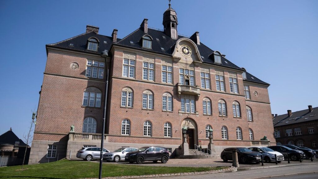 娘たちを再教育旅行に行かせた父親、懲役3年 [Somalia]