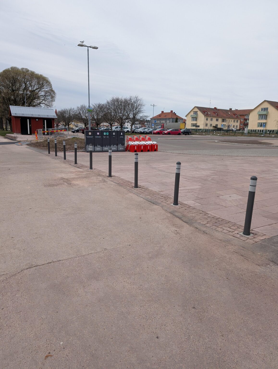 古くて醜いコンクリート製のダラ馬が撤去され、代わりに新しい素敵なプラスチック製の柱ができて、私たちがとても素敵になったことを見てください 🥰