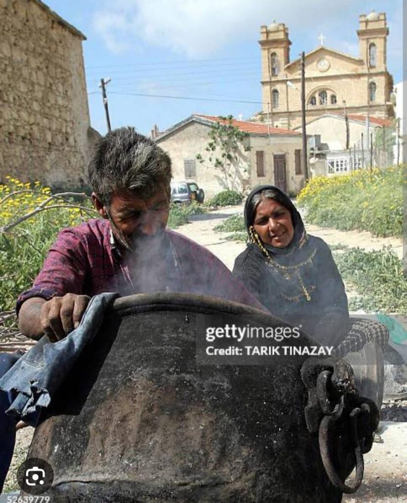 1990年代に占領下のコルマキティスで。キプロス・ロマコミュニティの鍛冶屋 (γανοματά / μάντη) が働いている様子を描いたもの。周知のとおり、消滅の危機に瀕している職業。