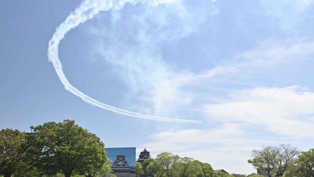 【動画あり】ブルーインパルスが熊本飛行 地震10年で復興発信 - 熊本日日新聞社