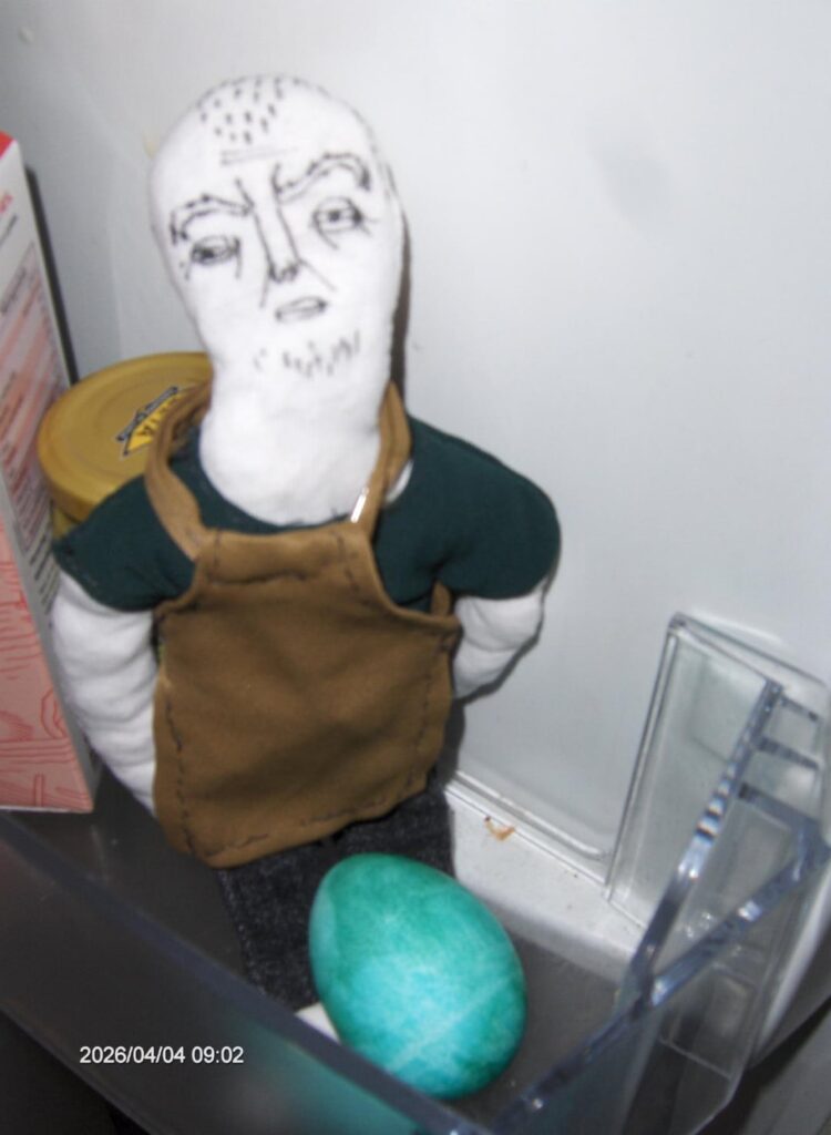 イースタークラフト: 緑色の卵を塗って、Foodgeek 人形を縫いました! :-)