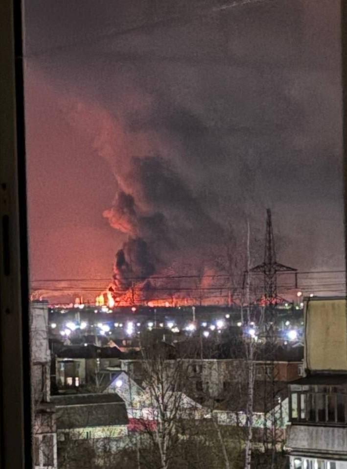 ヤロスラヴリの製油所がウクライナの無人航空機攻撃を受けて炎に包まれた。 2026.04.26