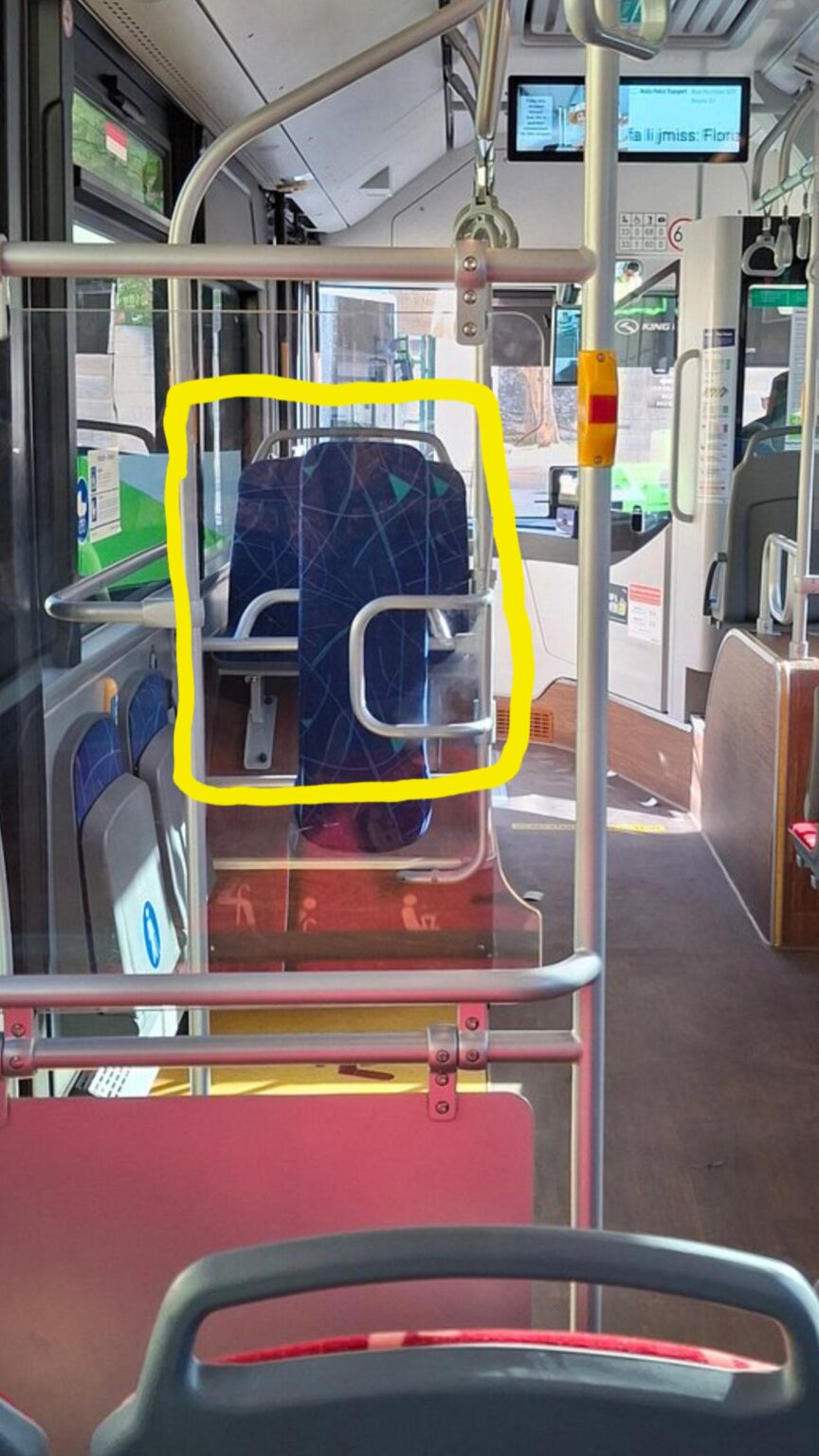 なぜ人々はその席は 2 人掛けだと主張するのでしょうか？