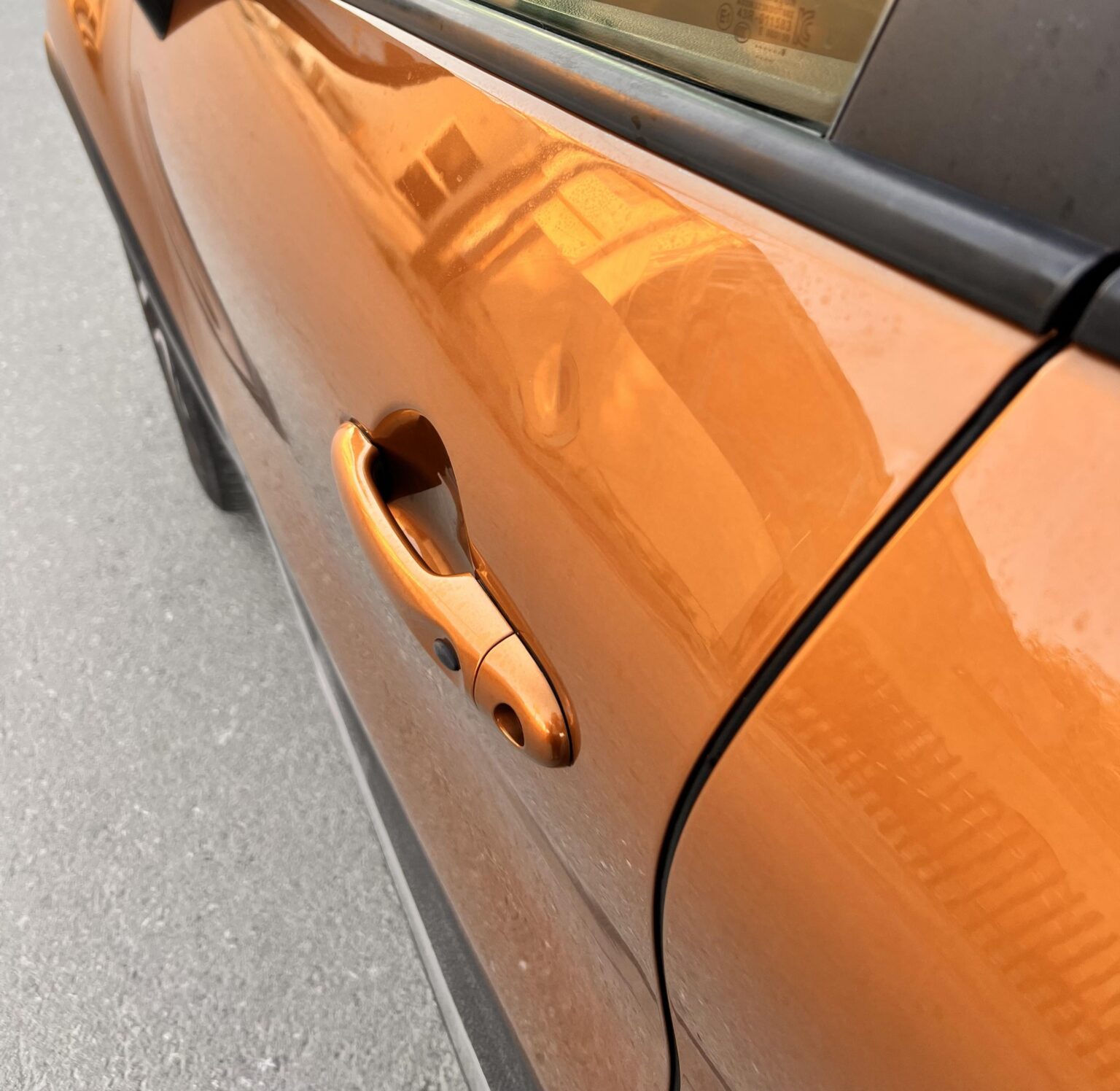 車の小さなへこみ - マルタで修理できる場所とおおよその費用は?