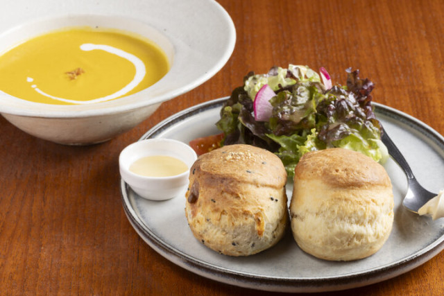 ヴィンテージ家具に囲まれて。野菜たっぷりのスープとスコーンが楽しめる「nanan gifu」