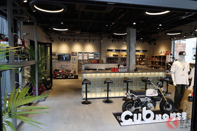 ホンダの「新たなバイク販売網」は車両販売だけにあらず！ カスタム＆ライフスタイルも提案！ 新ショップコンセプト「Cub HOUSE（カブハウス）」がオープン
