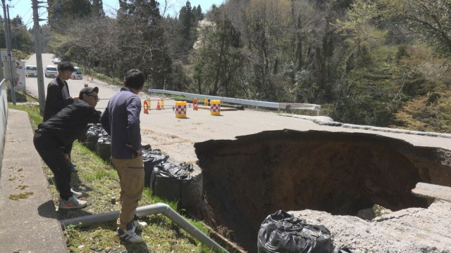【速報】道路が陥没「間一髪で難逃れる」 幅5ｍ深さ10ｍえぐるように 石川・金沢市二俣町の県道「車で通行しパンク、直後に陥没」下を流れる川があらわに