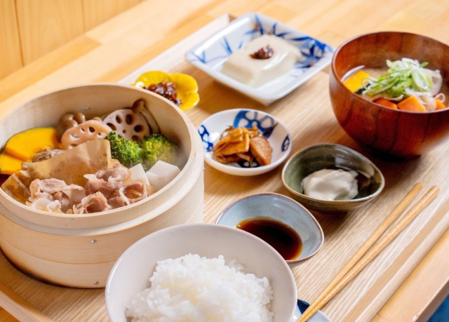 おかえりごはん なごみ　こだわり素材で具だくさんの「蒸籠蒸し定食」　3種のタレで味わう一品（Saga Shimbun）｜ｄメニューニュース（NTTドコモ）