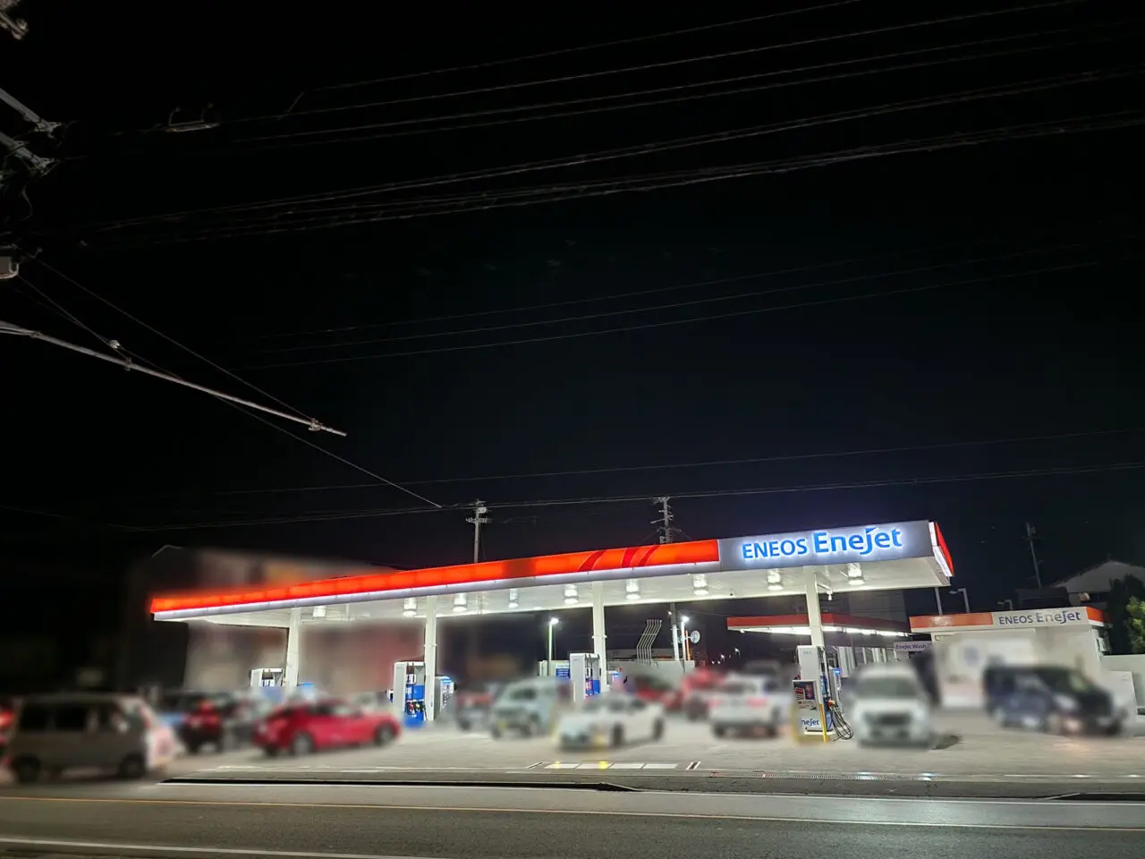 「ENEOS EneJet セルフ松茂SS／篠原石油（株）」店舗外観と給油をする車