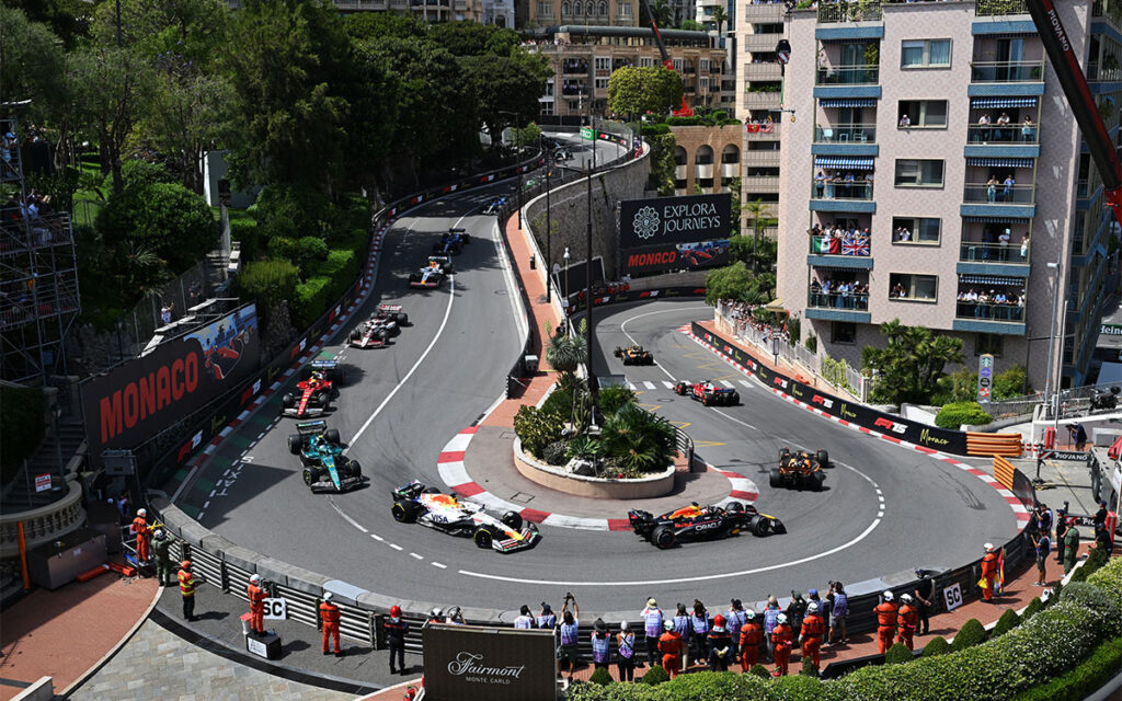 モンテカルロ市街地コースのホテルヘアピン（旧ロウズヘアピン）を通過するF1マシン、2025年5月25日(日) F1モナコGP決勝