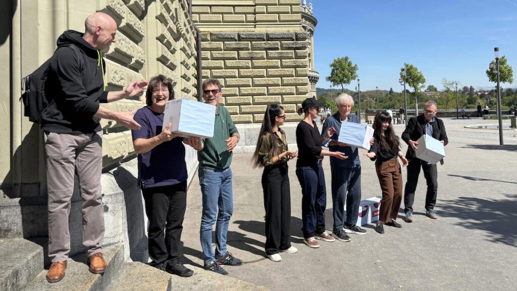 スイスの健康保険料への発言権を求める嘆願書に5万人近くが署名