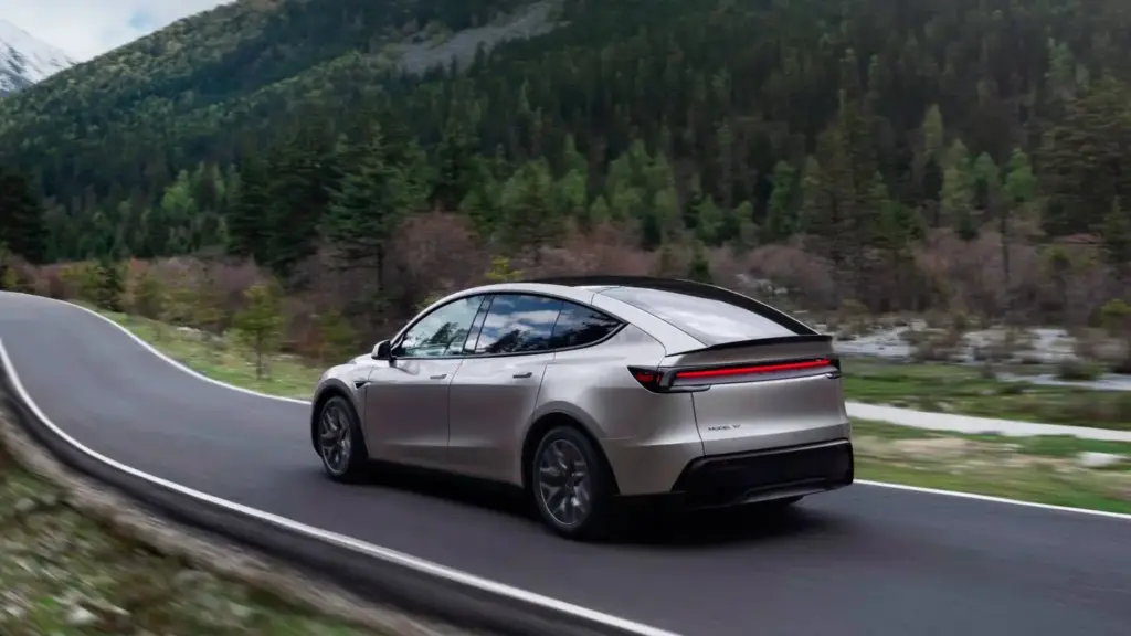 英国でTesla Model Y 7人乗り受注開始、価格と仕様詳細