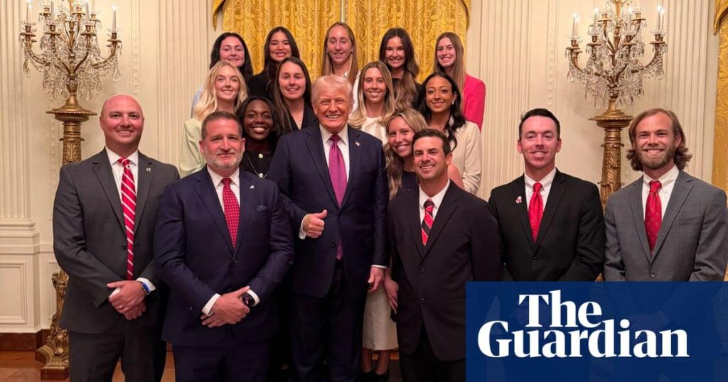 「百の言葉に値する」：女子テニスチームを目立たなくするトランプ大統領の写真が反発を引き起こす