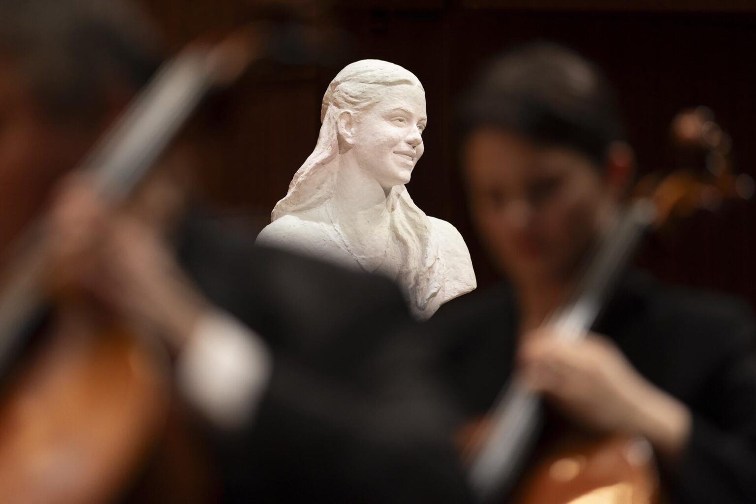 子供が死んでしまう。教会は PR の良い機会と考え、財団を設立し、コンサートを企画しました。市民はコンサートの費用を支払います。教会は集めた資金で不動産を改築している。カプトルからのまた素晴らしい贈り物。