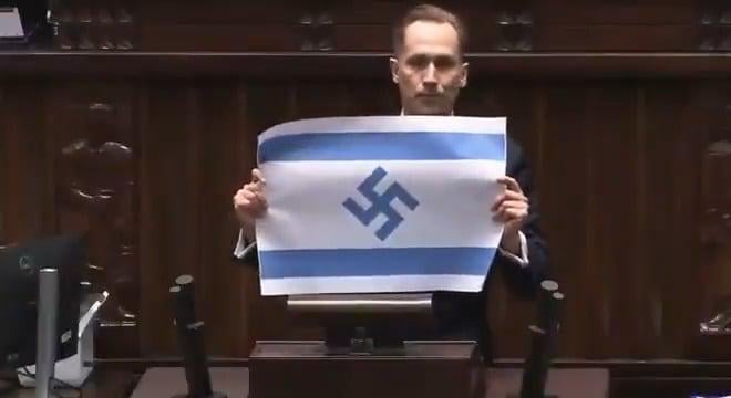 ポーランド国会議員が議会でイスラエルを「新第三帝国」と呼び、かぎ十字のついたイスラエル国旗を振る