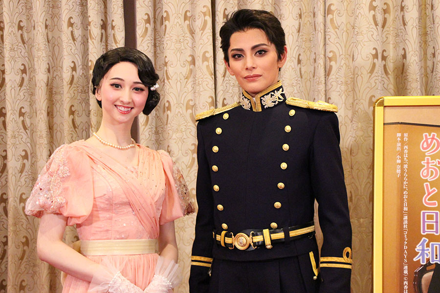 宝塚歌劇・雪組の新トップコンビ始動、朝美絢「音彩唯の笑顔や頑張る姿に勇気をもらっている」 | Lmaga.jp