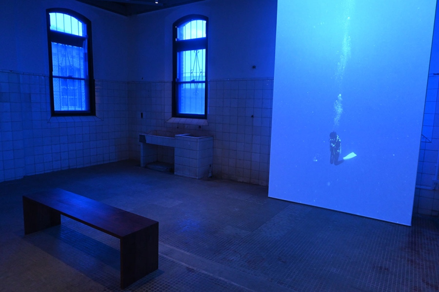 【奈良監獄ミュージアム】C棟展示作品（キュンチョメ「海の中に祈りを溶かす」）