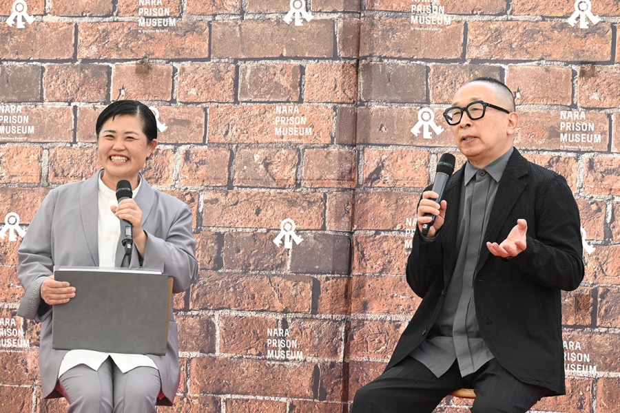 「奈良監獄ミュージアム」トークセッションにて、（左から）館長の八十田香枝氏、佐藤卓氏（4月20日・奈良県奈良市）