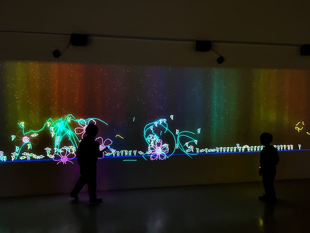 小人が住まう宇宙の窓 / A Window to the Universe where Little People LiveteamLab, 2022, Interactive Digital Installation, Sound: teamLab