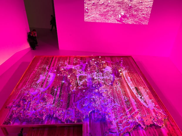 山本修路作品『青森県立体地形模型』（照明：髙橋匡太）