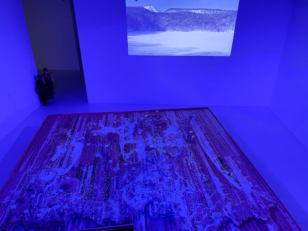 山本修路作品『青森県立体地形模型』（照明：髙橋匡太）