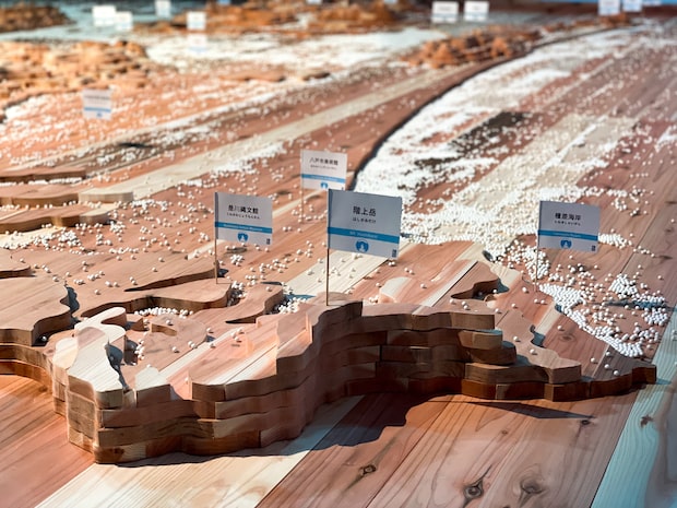 山本修路作品『青森県立体地形模型』（照明：髙橋匡太）