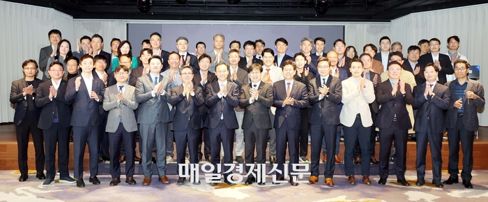 31日、モンドリアンソウル梨泰院（イテウォン）で毎経AXクラブの発足式が行われた。 主要出席者たちが記念撮影をしている。 [キム·ジェフン記者]