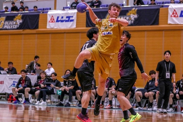 写真2025/26 日本男子ハンドボールリーグHゴールデンウルブズとジークスター東京戦の様子、写真出典=ゴールデンウルブズ