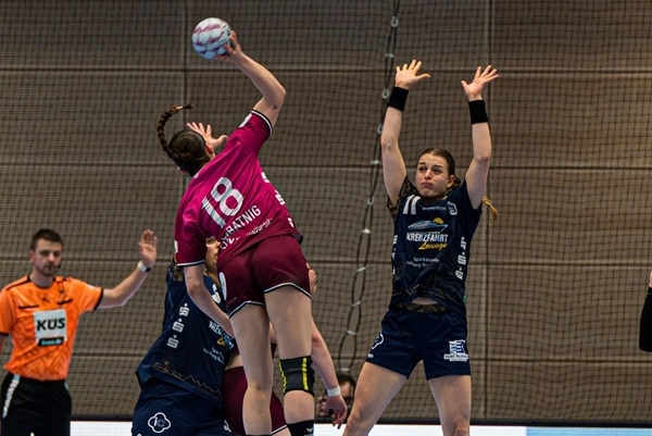 写真2025/26ドイツ女子ハンドボールブンデスリーガ&middot;メチンエンとブックステフーデの試合の様子、写真出典=ブックステフーデ