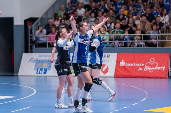 写真2025/26シーズンドイツ女子ハンドボールブンデスリーガチューリンガーとの試合で勝利後喜ぶブロムベルク&middot;リッペ選手たち、写真出典=ブロムベルク&middot;リッペ