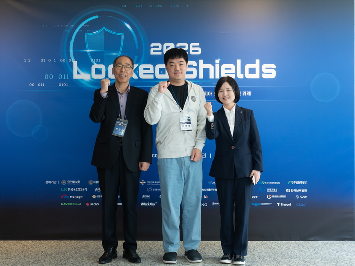 キム・ギョンミンAX本部長(右)とハン・ジンギュ情報セキュリティ室長(左)が、『ロックド・シールズ(Locked Shields) 2026』の韓国・ハンガリー連合ブルーチーム(防御チーム)に参加した情報セキュリティ室所属職員とともに記念撮影をしている。[韓国南部発電]