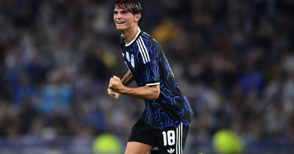 Paz free-kick secures nervy victory for world champions