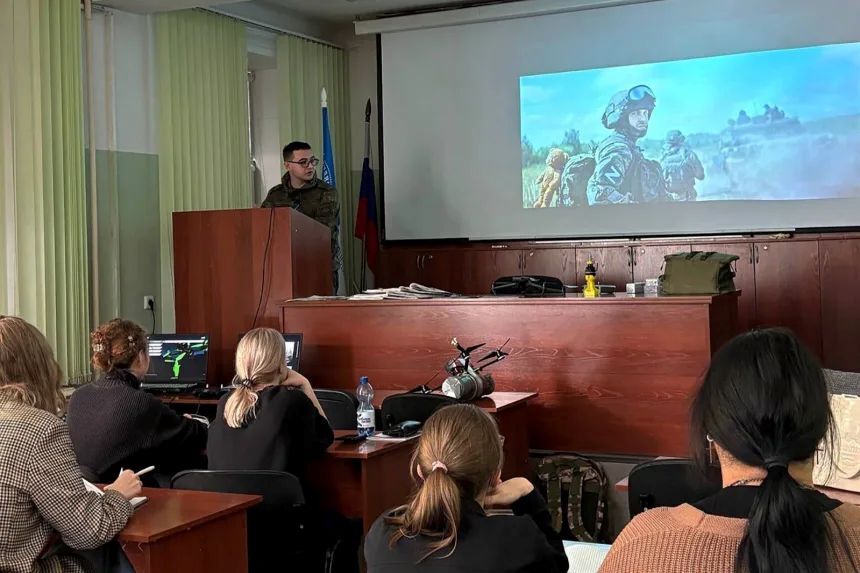 ノボシビルスク大学法学部で軍の勧誘動画を視聴する学生ら/Novosibirsk Law University