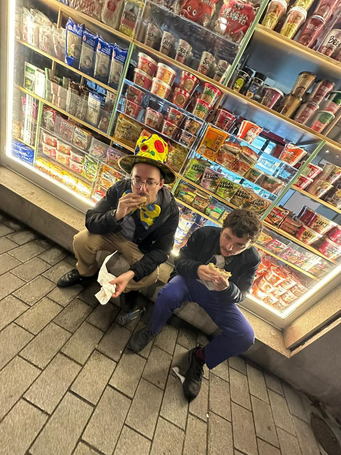 こんにちは皆さん！エモがお好きなら、Boys Kissing Boys というバンドが 5 月 5 日にサブレディットで AMA を開催します。興味がある方はぜひお立ち寄りください。
