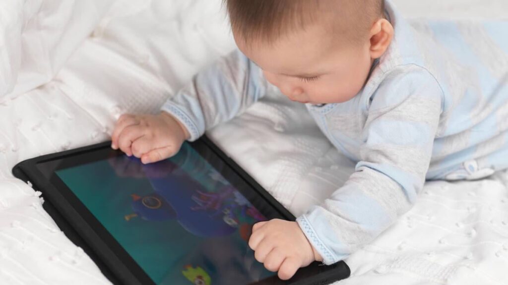 2 台未満の子供の 3 分の 2 以上がスクリーンを使用しており、10 人に 1 人が定期的にスクリーンを使って眠っています。